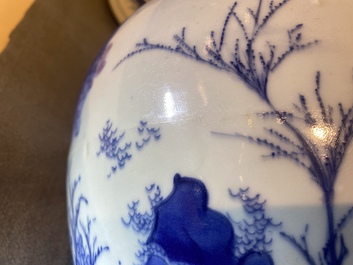 Un pot couvert en porcelaine de Chine en bleu et blanc &agrave; d&eacute;cor de figures dans un paysage, &eacute;poque Transition